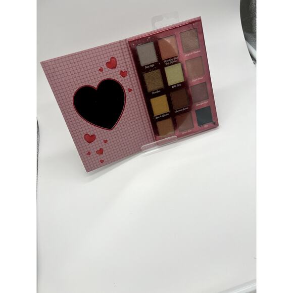 DISNEY Lady and the Tramp Eyeshadow Pallette Taste Beauty - Picture 3 of 5